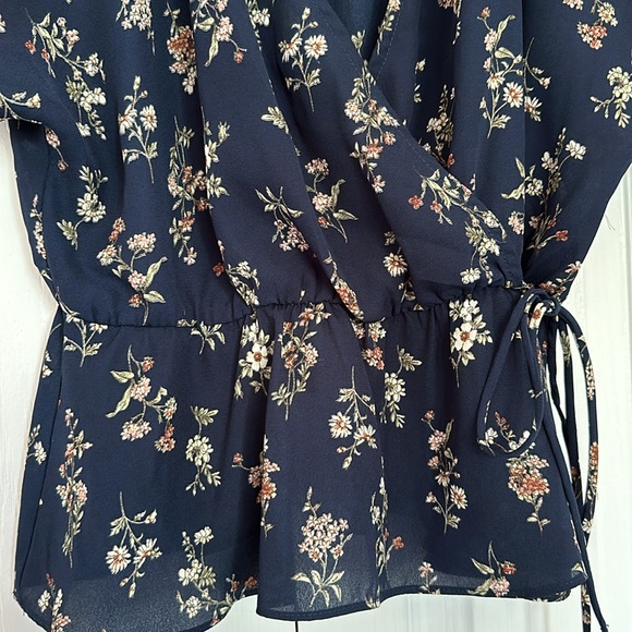 SOLD‼️ Soprano - Floral Wrap Around Design Blouse - Picture 3 of 3